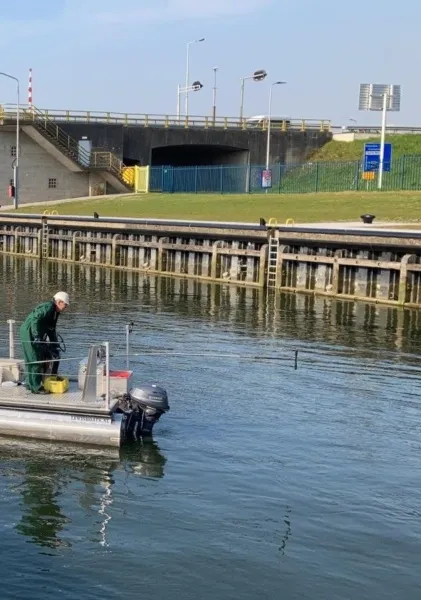 Monstername van slib vanaf pontonboot bij Algerasluis